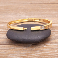 QIKU Groothandel Elegante Handgemaakte Koperen Armband met Heldere Kristallen en Gouden Afwerking, Klassieke Statement Sieraden voor Vrouwen, Valentijnsdag Cadeau