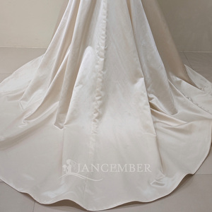 LY130 Robe de mariée moderne glamour en dentelle ivoire avec corset, appliques florales et décorations en cristal - Product Image 5