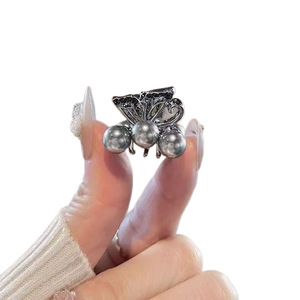 Pinza de Pelo Retro con Mariposa y Perlas de Aleación, Diseño Exclusivo para Mujer, Elegante, de Alta Gama, Nuevo Estilo 2025 - Product Image 5