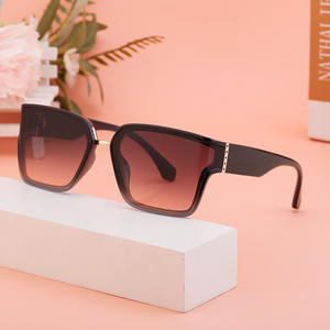 Lunettes de soleil à monture carrée de style européen et américain pour femmes, protection UV400, pare-soleil de classe 2, monture noire, lentille PC FY-99204 - Product Image 4