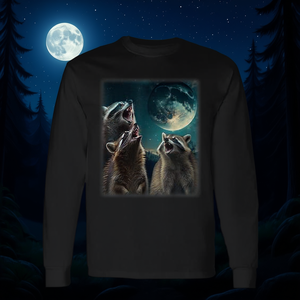 Camiseta de manga larga con diseño de tres mapaches y luna aullando - Product Image 3