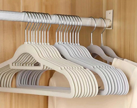 Cintres en velours antidérapants multifonctionnels de haute qualité avec logo personnalisé pour magasin de vêtements, cintres pour pantalons, jupes et manteaux