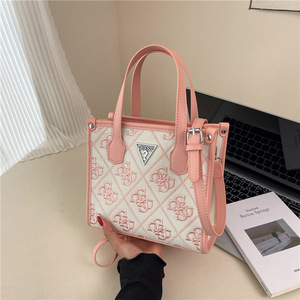 Nouveau <span class=keywords><strong>sac</strong></span> fourre-tout Guesses à bandoulière avec fermeture éclair, pliable et portable, doublure en polyester imperméable pour femmes - Product Image 4