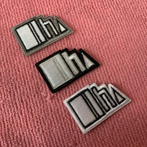 Etiquetas de logotipo de bordado de respaldo de prensa de calor de diseño de moda, parche textil de bordado de logotipo personalizado para sombreros - Product Image 1