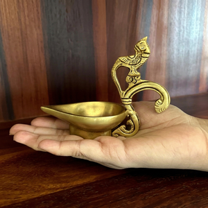 Lámpara de aceite tradicional de latón con mango de pavo real, chapada en oro, artesanía decorativa, arte coleccionable - Product Image 1