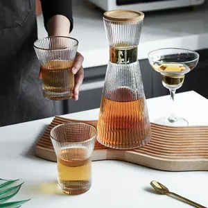 Jarra de vidrio de fondo grueso, jarra de rayas verticales, jarra de agua de vidrio acanalado, tapa de bambú con decoración dorada