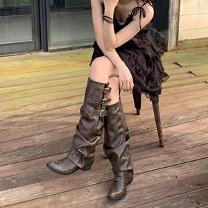 Botas de mujer marrones estilo vaquero de diseñador, botas altas hasta la rodilla con pliegues, botas de caballero con punta puntiaguda y dobladillo. - Product Image 4