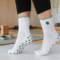 Chaussettes de Pilates pour femmes avec bordure festonnée antidérapante, chaussettes de yoga brodées avec logo personnalisé