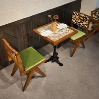 Ensemble table et chaises de café en bois massif, style vintage d'Asie du Sud-Est, adapté aux pâtisseries, restaurants occidentaux, boulangeries.