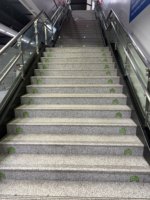 Marches d'escalier en granit blanc sésame G603 pour station de métro - Balustrades rainurées antidérapantes pour escaliers et contremarches publics