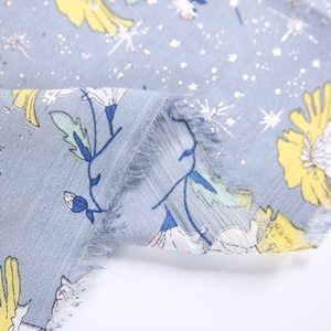 Nouveau design 100% polyester crêpe argenté fleur <span class=keywords><strong>en</strong></span> mousseline de soie imprimé <span class=keywords><strong>tissu</strong></span> pour robe - Product Image 4