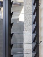 Fenêtre à persiennes en alliage d'aluminium de style australien moderne avec fonction battante, verre trempé/occultant pour salle de bain, sécurité et intimité