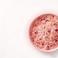 Sels de Bain Bio Gris de Mer Personnalisés en Gros avec Étiquette Privée, Cristaux de Sel de Rose, Fleurs Séchées et Huiles Essentielles pour Bain de Pieds