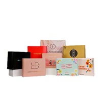 Boîte postale en carton ondulé haut de gamme écologique Papier Kraft Stratification mate Gaufrage Doublure en éponge étanche Couvercle supérieur