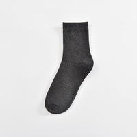 Chaussettes mi-mollet unies pour femmes pour l'automne et l'hiver, en coton ordinaire, adaptées à toutes les occasions.