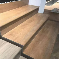 Carrelage d'escalier antidérapant en porcelaine mate à effet bois, épaisseur 10 mm, découpe en une seule pièce, adapté aux escaliers intérieurs d'hôtels et de villas