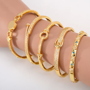 Brazalete Clásico de Amor con Baño de Oro de 18k y Circonita para Mujer - Product Image 6