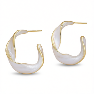 Elegantes pendientes de aro con perlas y concha chapada en oro para mujer, diseño ovalado blanco minimalista para uso diario - Product Image 1