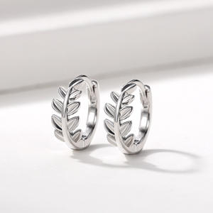 Orecchini a Cerchio in Oro Bianco, Argento 925, Design Vegetale, Stile Minimalista, Gioielli da Donna per Uso Quotidiano - Product Image 1