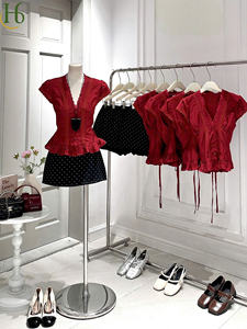 Ensemble haut en coton rouge à col en V et mini-jupe unie, féminin, respirant, tissé, service OEM - Product Image 6