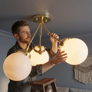 Lustre de plafond moderne en laiton CH avec trois abat-jour ronds pour salon et décoration intérieure - Product Image 1