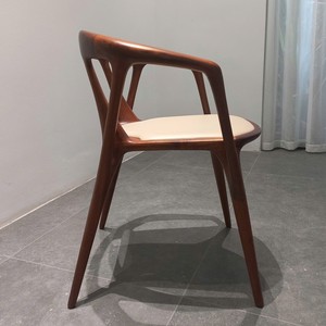 Chaise de salle à manger italienne contemporaine, structure en bois massif, dossier et accoudoirs rembourrés en tissu doux, mobilier de luxe pour la maison PISANO - Product Image 2