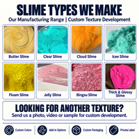 Slime bicolore personnalisé OEM ODM en pot de 200 ml avec des flocons décoratifs et des breloques thématiques pour la vente au détail et les coffrets cadeaux