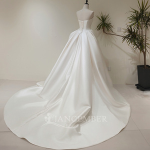 Robe de mariée sirène/trompette moderne et minimaliste LY110 en dentelle ivoire avec appliques florales en cristal et volants, coupe échancrée, pour cérémonies à la chapelle - Product Image 3