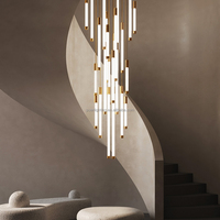 Lustre unique en acrylique à tube long, cylindre vertical multi-brins pour l'éclairage de projets d'hôtels, escaliers et plafonds hauts