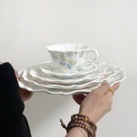 Assiettes, bols, tasses et assiettes sur pied en porcelaine fine, style vintage français, finition mate et brillante, motif floral en relief, résistantes au micro-ondes, robustes