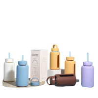 Bouteille d'eau portable en verre avec manchon en silicone antidérapant de 600 ml, double couvercle, isolation thermique, pour le sport et l'extérieur, vente en gros