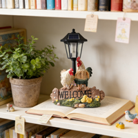 Solarbetriebene Gartenlaterne mit Hühnerfamilie, Mutterhuhn, Hahn und Küken auf Holzschild mit der Aufschrift „WELCOME“, Gartendekoration für den Außenbereich
