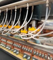Machine de soudage robuste et automatique pour plateaux de câbles en treillis métallique PLC, pour la gestion des câbles électriques dans les centres de données à grande échelle