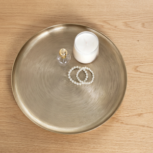 Bandeja Decorativa Redonda Moderna Chapada en Oro con Pulseras de Perlas y Portavelas - Product Image 6