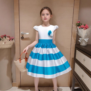 Robe rayée plissée bleu lac et blanc pour filles, costume de spectacle K7, été 2025 - Product Image 1