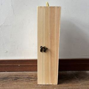 Caja de Madera de Pino para una Sola Botella de Vino con Asa de Cuerda y Cierre Metálico - Product Image 3