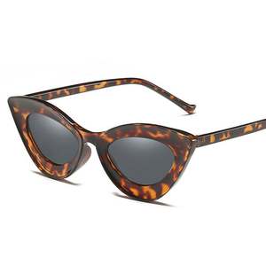 Vente en gros de lunettes de soleil triangulaires à monture PC personnalisées pour femmes, lunettes de soleil œil de chat petites UV400 pour femmes - Product Image 3