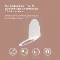 WC monobloc moderne à double chasse, cuvette allongée en céramique, fixation au sol, évacuation en P, design coloré pour hôtels