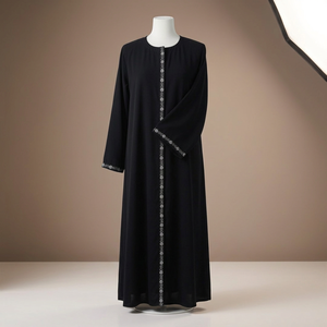 Abaya classique en satin noir à imprimé floral avec taille naturelle - Product Image 3