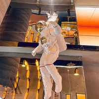 Sculpture de figurine d'astronaute en fibre de verre personnalisée pour vitrine de hall d'exposition, installation de point photo pour événement pop-up de marque
