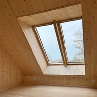 Puits de lumière en bois isolé avec revêtement en aluminium, cadre en alliage d'aluminium, ouverture automatique, design moderne pour l'éclairage naturel des greniers de villas