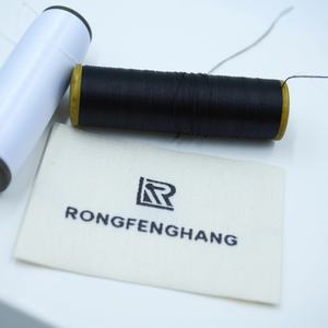 ป้ายผ้าคอตตอนพับปลายแบบกำหนดเอง ป้ายโลโก้แบรนด์ส่วนตัว ป้ายผ้าทอเนื้อแน่นลายดามัสก์สำหรับเย็บที่คอเสื้อ - Product Image 2