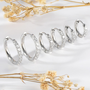 Pendiente de Aro de Titanio ASTM F136 con Circonita Cúbica de 2.5mm, Diseño Original para Mujer, Joyería para Perforación de Cartílago - Product Image 3