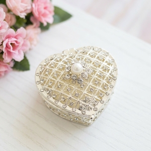 Crea il Tuo Logo Personalizzato: Scatola Portagioie a Forma di Cuore in Metallo Argentato con Perla per Matrimoni e Feste - Product Image 1