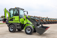 Chargeuse-pelleteuse compacte 4x4 robuste avec moteur CE EPA Euro 5 et capacité de charge nominale de 1500 kg