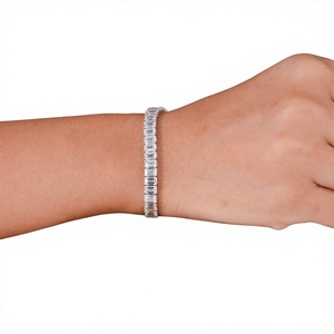Bracelet tennis personnalisé en or blanc avec diamants de laboratoire taille émeraude, certifié IGI, bijoux de luxe pour mariage pour femme - Product Image 1