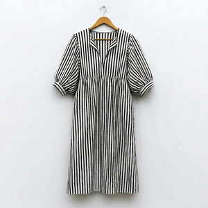 Robe midi premium à rayures imprimées, manches bouffantes, coupe ample, col noué, robe maxi décontractée d'été pour femmes - Product Image 1