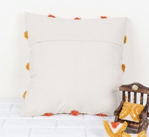Housse de coussin carrée moderne en coton 100% tuftée à la main, texture brodée, couleur ivoire jaune moutarde, avec bordure et fermeture éclair, pour canapé et maison - Product Image 5