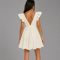 Robe minimaliste romantique pour femme, col en V profond, manches pétales, taille empire, silhouette mini épurée, tenue d'été raffinée