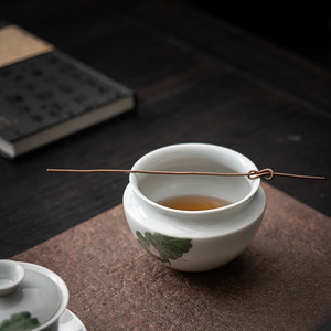 Recipiente de Cerámica Shangyan Pintado a Mano con Diseño de Loto y Tapa para Té Kung Fu, Uso Doméstico y de Oficina, Tazón de Agua de 150 ml - Product Image 1